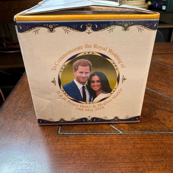 Royal Wedding Prince Harry & Meghan Markle Commemorative Box Display - Picture 7 of 7